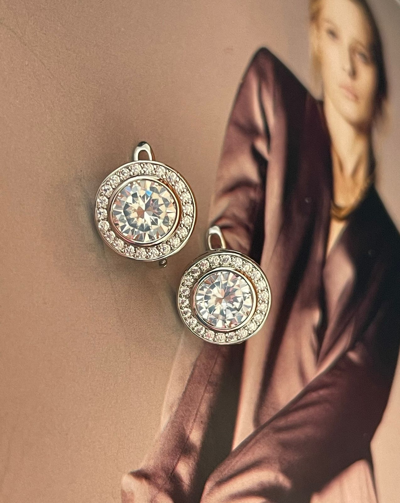 Aros Hippie Chic bañados en plata estilo Vintage con precioso circón en el centro. Largo 1.3 cm.