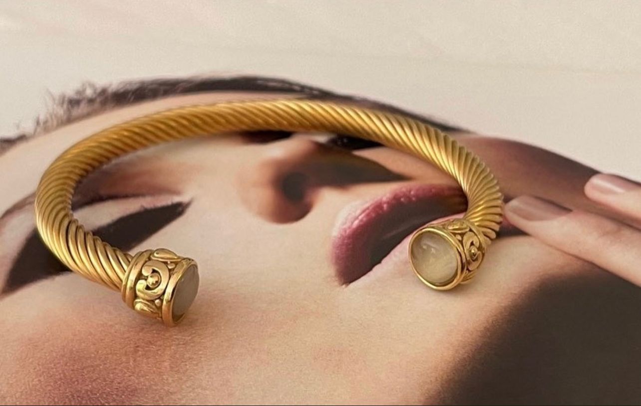 Pulsera Hippie Chic acero inoxidable dorado, puntas blancas, ajustable