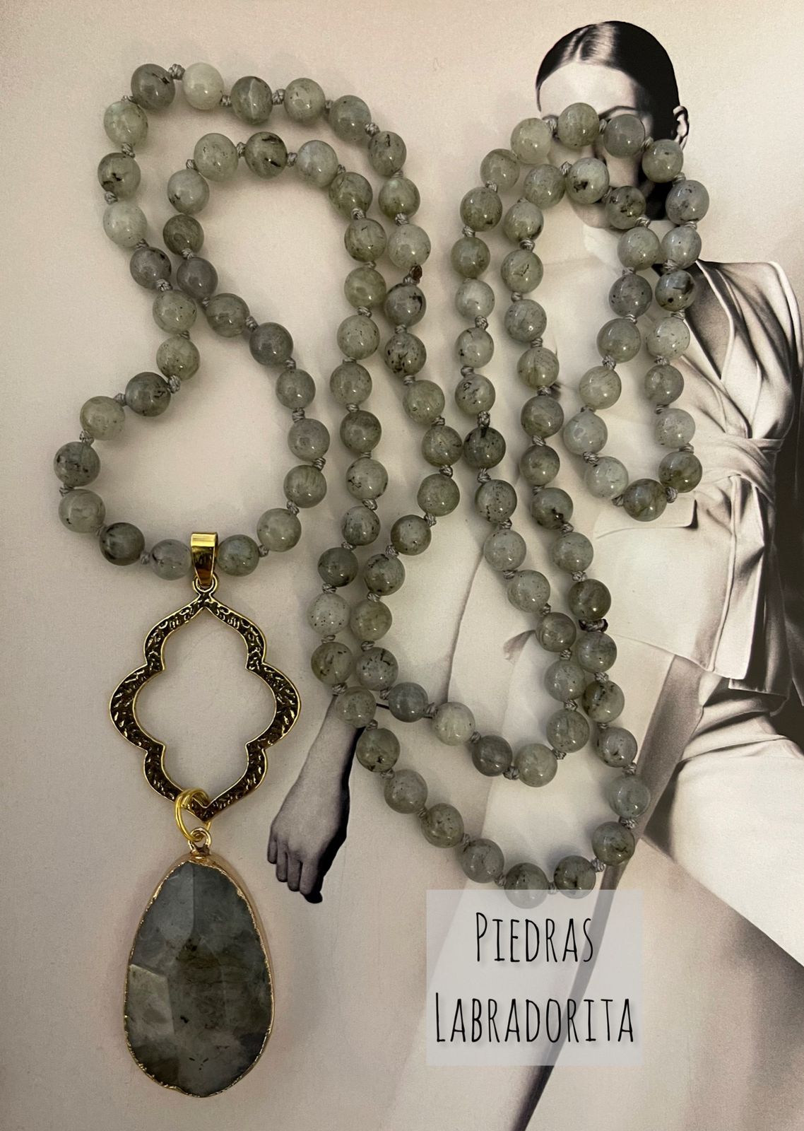 Collar Hippie Chic de piedras Labradorita anudadas en base dorada.