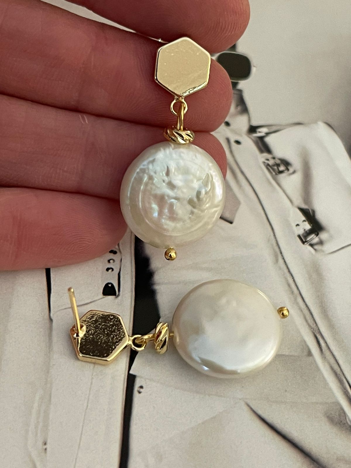 Aros Hippie Chic bañados en oro, base de rombo y perla natural blanca. Largo 3.4 cm.