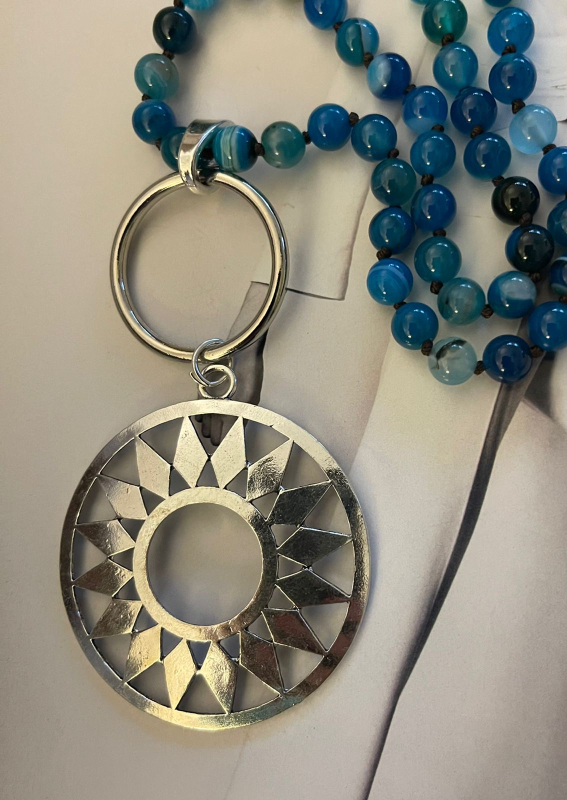 Collar Hippie Chic largo de piedras Agatas anudadas en tonos azules y colgante plateado