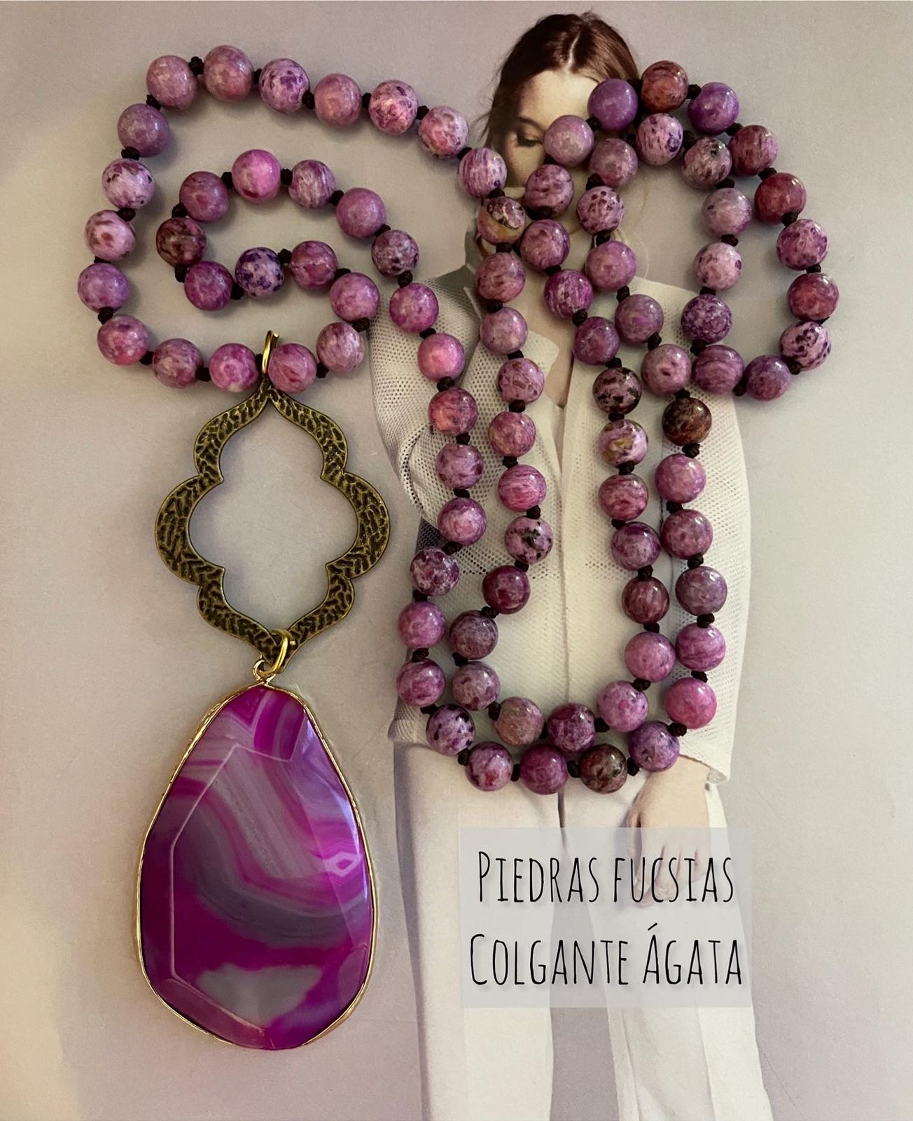 Collar largo Hippie Chic de piedras color fucsias anudadas y colgante de piedra Agata