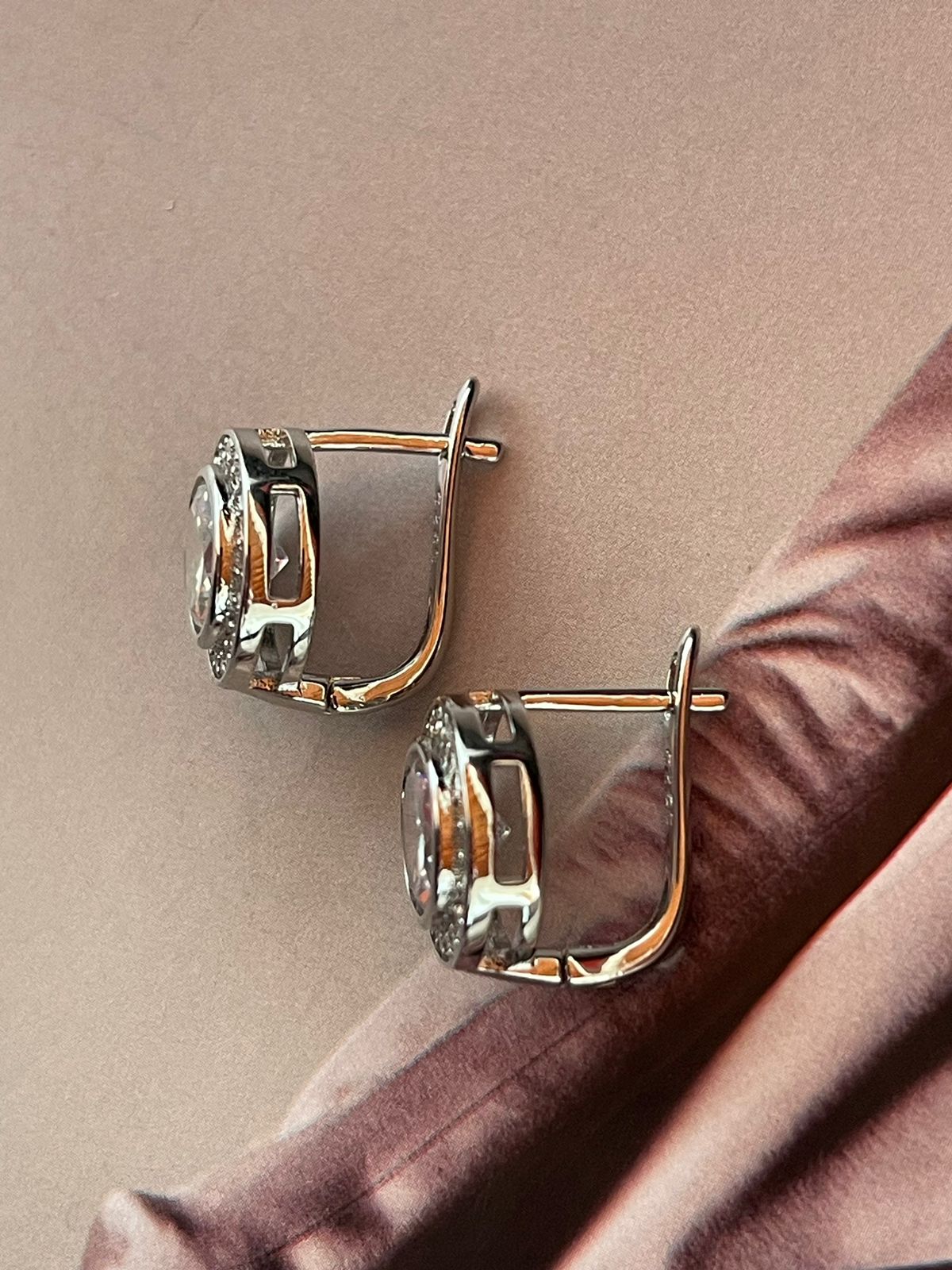 Aros Hippie Chic bañados en plata estilo Vintage con precioso circón en el centro. Largo 1.3 cm.