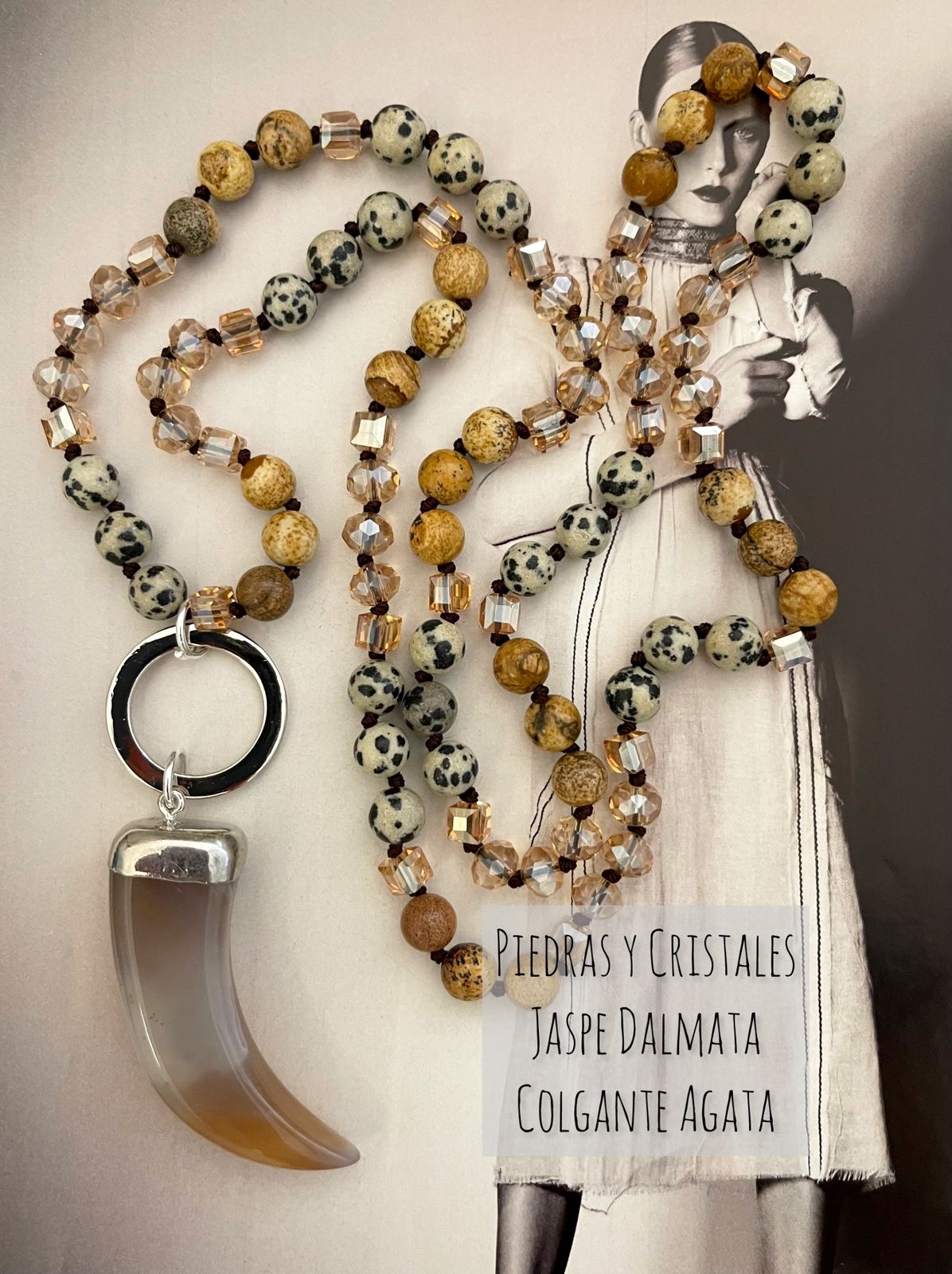 Collar hippiechic largp de piedras y cristales en tonos beige y Jaspe dalmata con colgante de piedra agata.